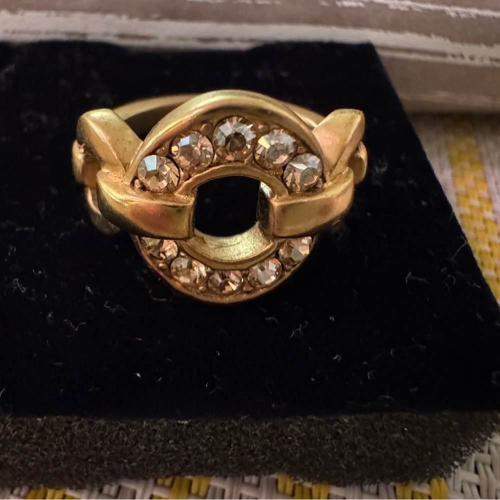 Chic Gold Ring with Crystal Detailing